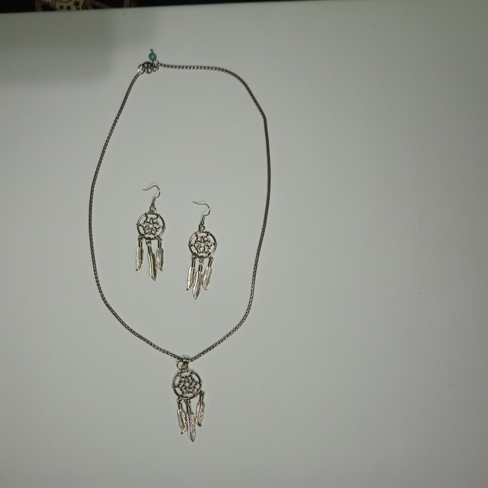 Elegant Silver Necklace with Intricate Design